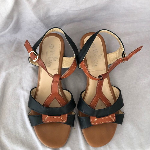 Voi & Noi women's sandals size 39 used, low heel 5 cm, black and camel