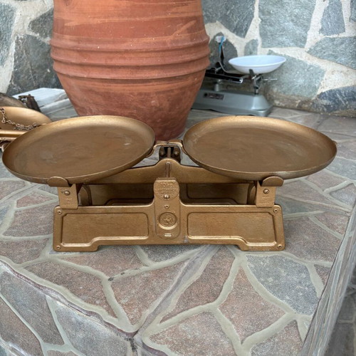 Old grocer's scale like new