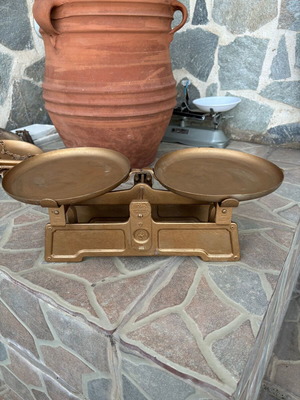 Old grocer's scale like new