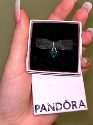Pandora charm green heart like new