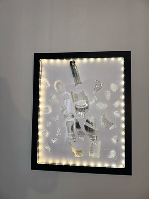 Κορνίζα με led κατόπιν παραγγελίας με μπουκάλι Belvedere και φωτισμό