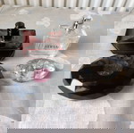  Δύο συλλεκτικά κρυστάλλινα μπουκαλάκια αρώματος VERSACE, 50 και 30 ml. Χωρίς το περιεχόμενο
