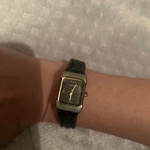 Vintage Seiko women's watch used, needs battery, small scratch