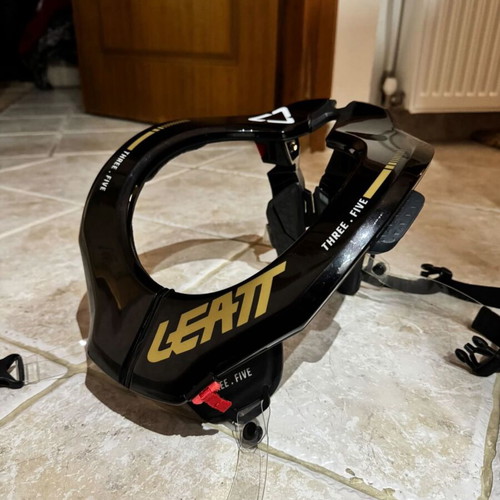 Leatt 3.5 Neck Brace S/M like new with straps