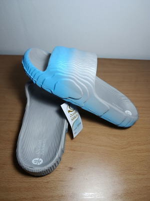 Ocean Addicts slides grey and blue