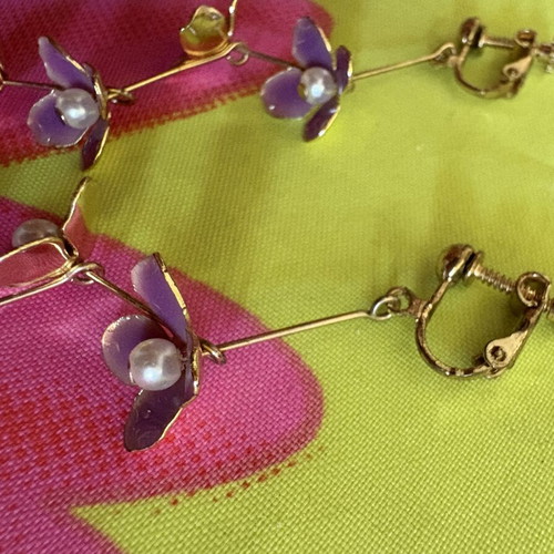 Elegant earrings with purple flowers and pearls