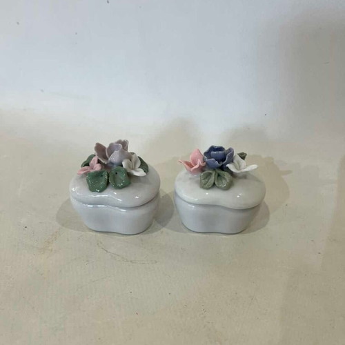 Set of 2 vintage porcelain jewelry boxes used, heart-shaped with 3D flowers