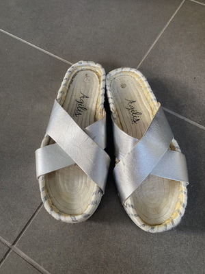 Agilis leather handmade silver mules like new