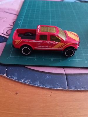 Hot Wheels 2017 HW Rescue '15 Ford F-150 παιχνίδι αυτοκίνητο, κόκκινο με κίτρινα και λευκά γραφικά