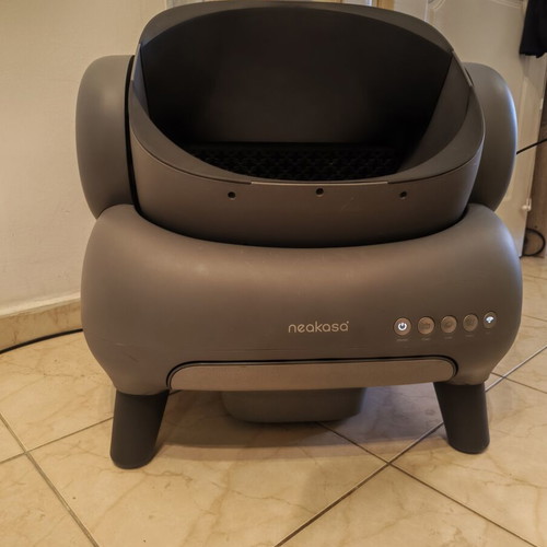 Neakasa M1 self-cleaning litter box like new