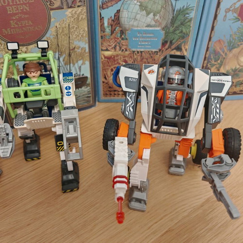 Playmobil space mission set like new with robot and exoskeletons