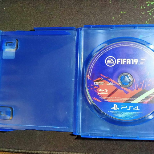 FIFA 19 PS4 used, case with minor damage