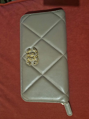 Chanel 19 Long Zipped Wallet used, grey beige lambskin leather