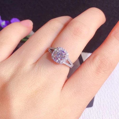Women's ring new with white zirconia and silver plating