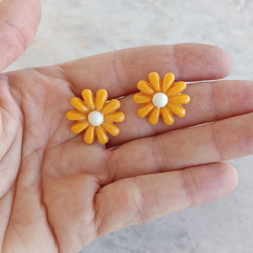 Plastic earrings like new, lightweight, with box now