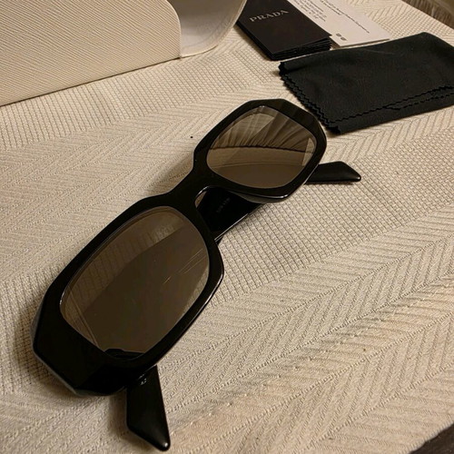Prada sunglasses with silver mirror lens like new, black