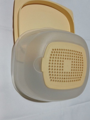 Tupperware CheeSmart Small Cheese Container like new with CondensControl filter