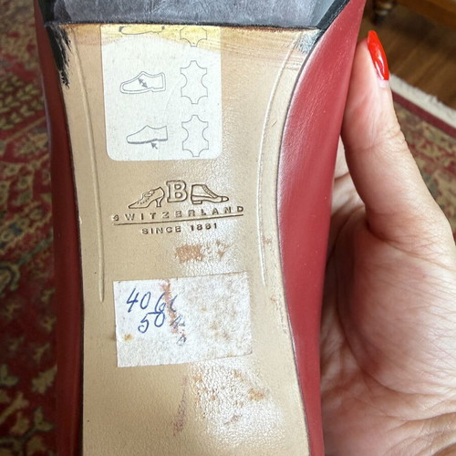 Bally leather pumps new, size 38, burgundy with gold detail