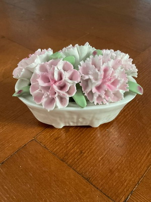 Aynsley decorative piece with flowers in excellent condition