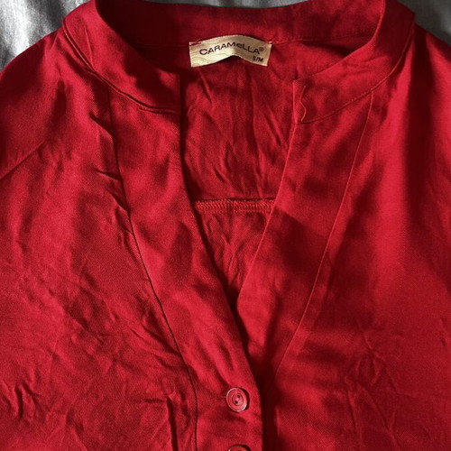 Caramella red tunic with V-neck and buttons, long sleeves