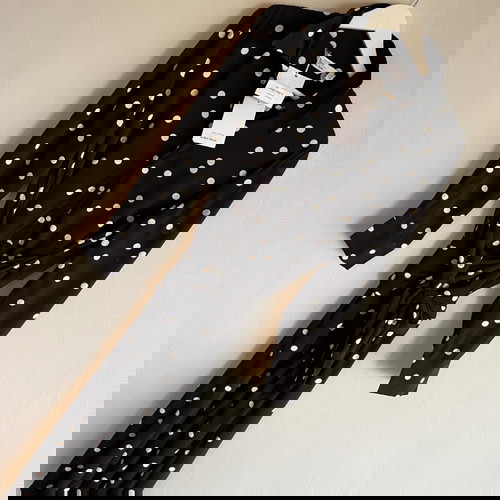 Рокля Paris Atelier & Other Stories черна на точки нова с етикет