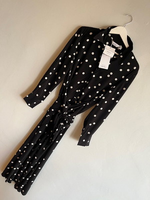 Рокля Paris Atelier & Other Stories черна на точки нова с етикет