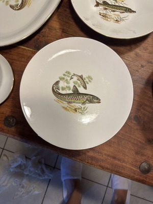 Porcelain dinner plates with fish motif and gold trim like new