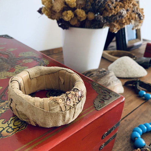 Handmade leather bracelet like new, beige by DYENS + FOTINAKI