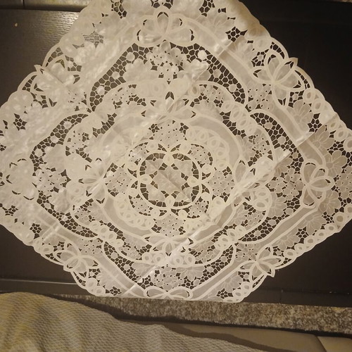 Table linen set of 7 pieces like new, white bridal