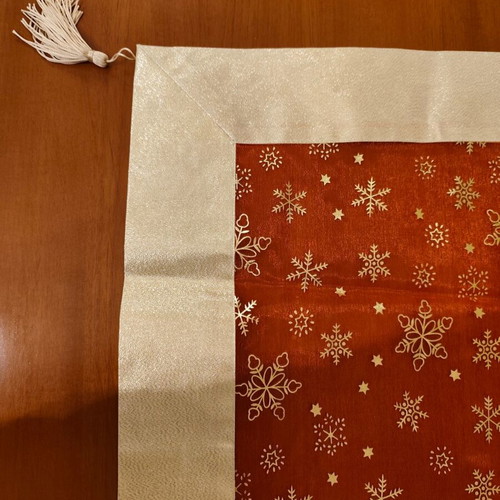 Christmas decorative tablecloth like new