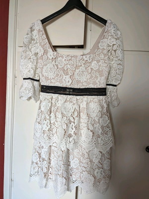 Φόρεμα Lynne με δαντέλα μέγεθος 40 σαν καινούριο για γάμο και βάφτιση