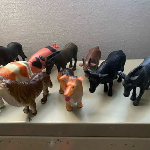 Collectible Animal Farm set like new, 17 figures and 2 accessories