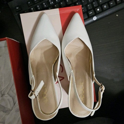 Doca white pointed pumps size 38 like new