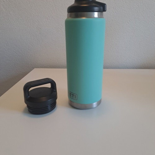 YETI Rambler 750 ml thermos with Chug and TripleHaul lids, new