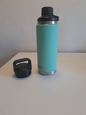 Θερμός YETI Rambler 750 ml με καπάκια Chug και TripleHaul, καινούργιος