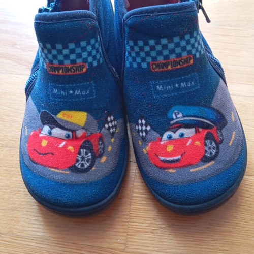 Mini Max slippers size 28 like new, blue
