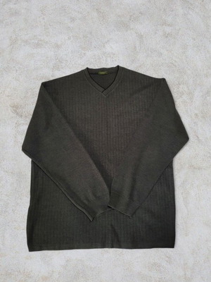 Bardas grey v-neck sweater size Large like new