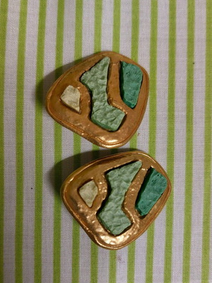 Vintage Faux Bijoux Clip Earrings like new, gold and green