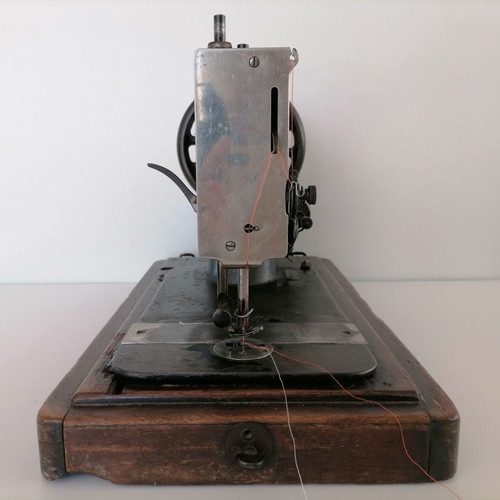 Singer hand-crank sewing machine used from 1892