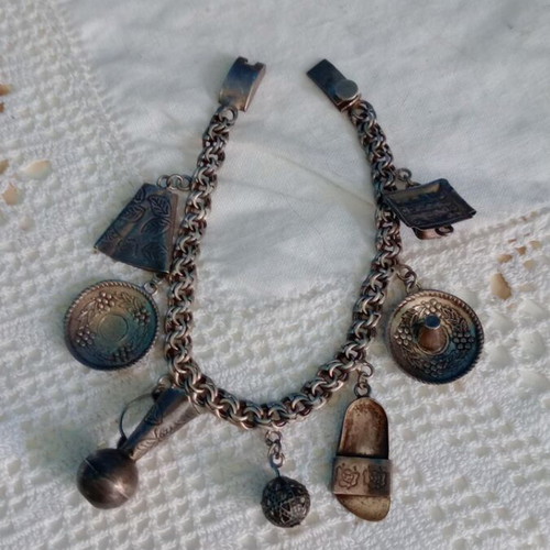 Silver bracelet like new with engraved Mexican 925 silver charms