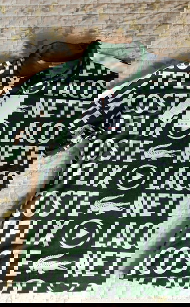 Поло с принт Lacoste x Netflix Μπλούρα свободно прилягане [РАЗМЕР: ГОЛЯМ]