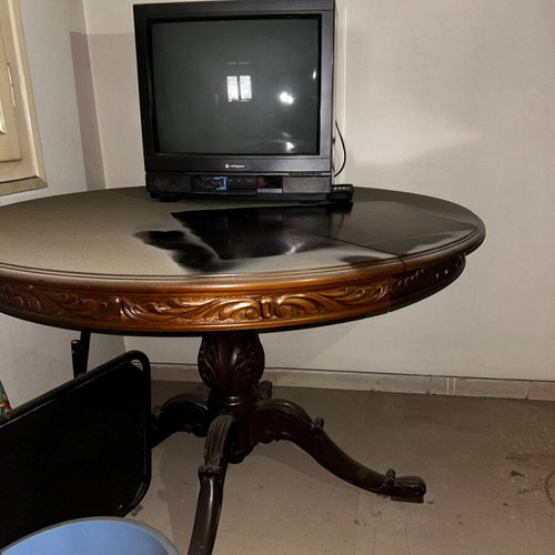 Round dining table and 2 chairs like new