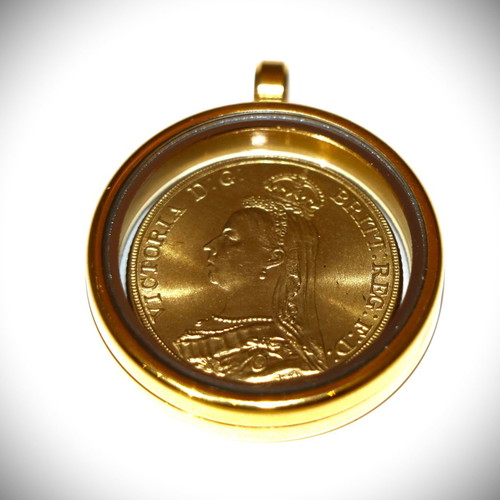 England Pound Victoria gold-plated pendant necklace in a case with glass on both sides 22K plated