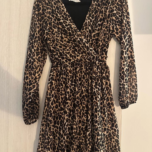 Women's dress like new, size XS with belt