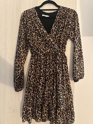 Women's dress like new, size XS with belt