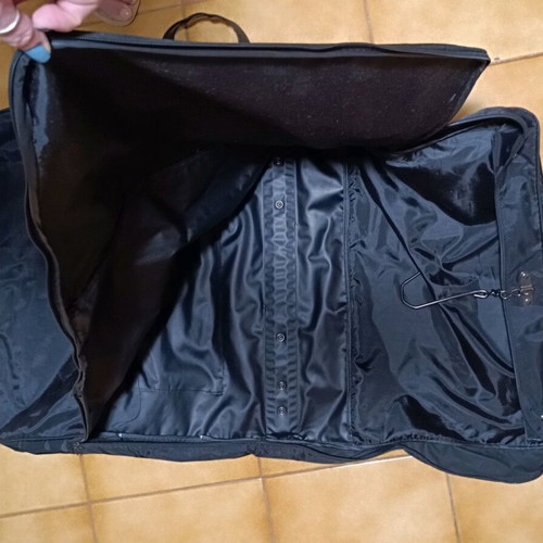 Suit bag like new, black, with zippers and detachable hanger