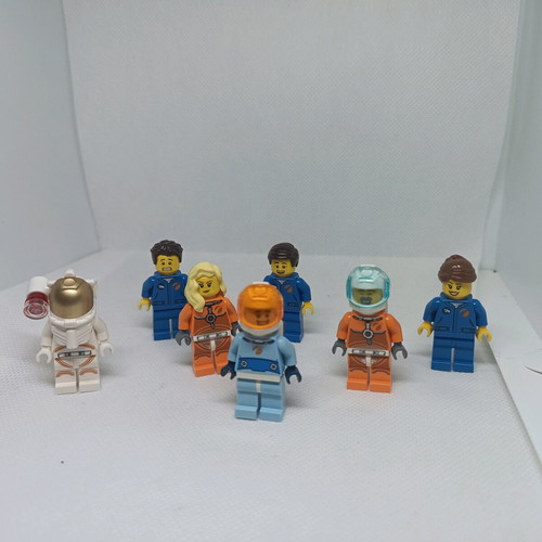 Lego figures 6 pieces astronauts and NASA staff like new