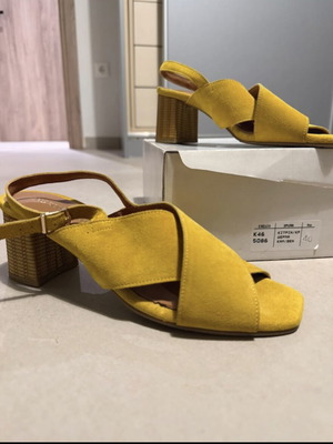 Suede yellow sandals size 40 like new