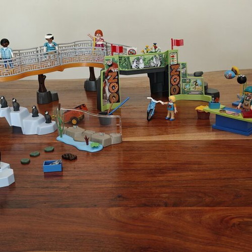 Playmobil 71600 Zoo set like new, almost complete