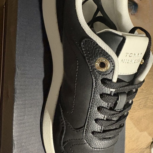 Tommy Hilfiger leather sneakers size 38, black
